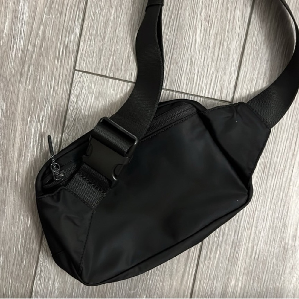 Lululemon Everywhere Belt Bag Large 2L - Picture 3 of 3